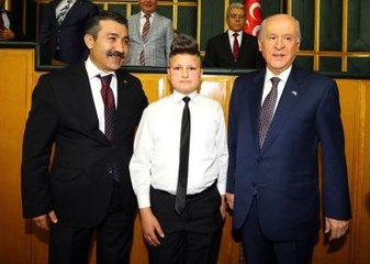 MHP Grup Toplantısında 14 Yaşındaki Genç İlgi Odağı Oldu