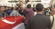 Bir Grup, Kılıçdaroğlu'nu Cami Avlusuna Girişi Sırasında Protesto Etti
