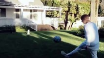 Barcelona's Neymar and pop star Justin Bieber kick about in back garden