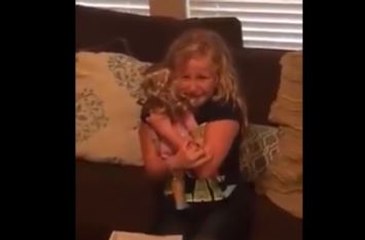 Une mère fait pleurer de joie sa fille unijambiste en lui offrant une poupée avec la même prothèse qu’elle (vidéo)