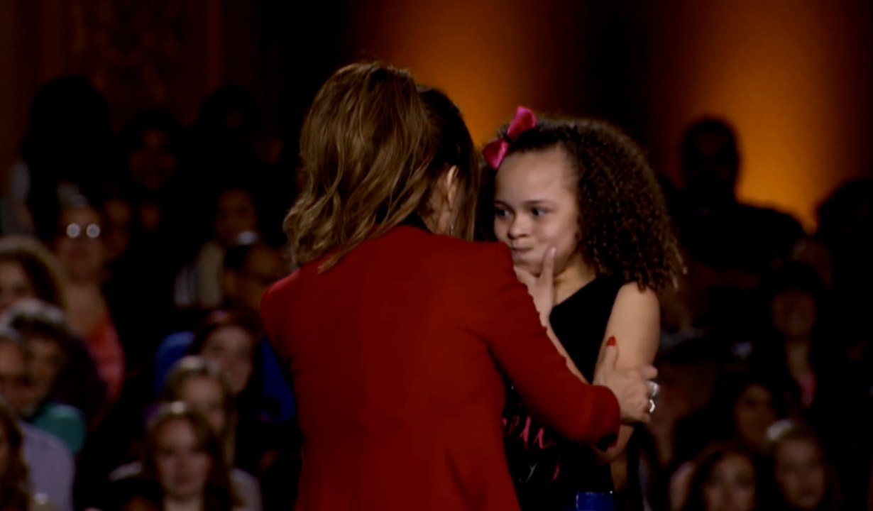 Elle gagne un concours de danse et vomit sur la présentatrice !