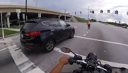 Un cycliste grille un feu rouge au pire moment ! - vidéo Dailymotion