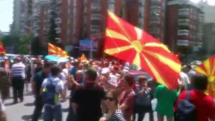 Protestuesit bllokojnë rrugët dhe udhëkryqet