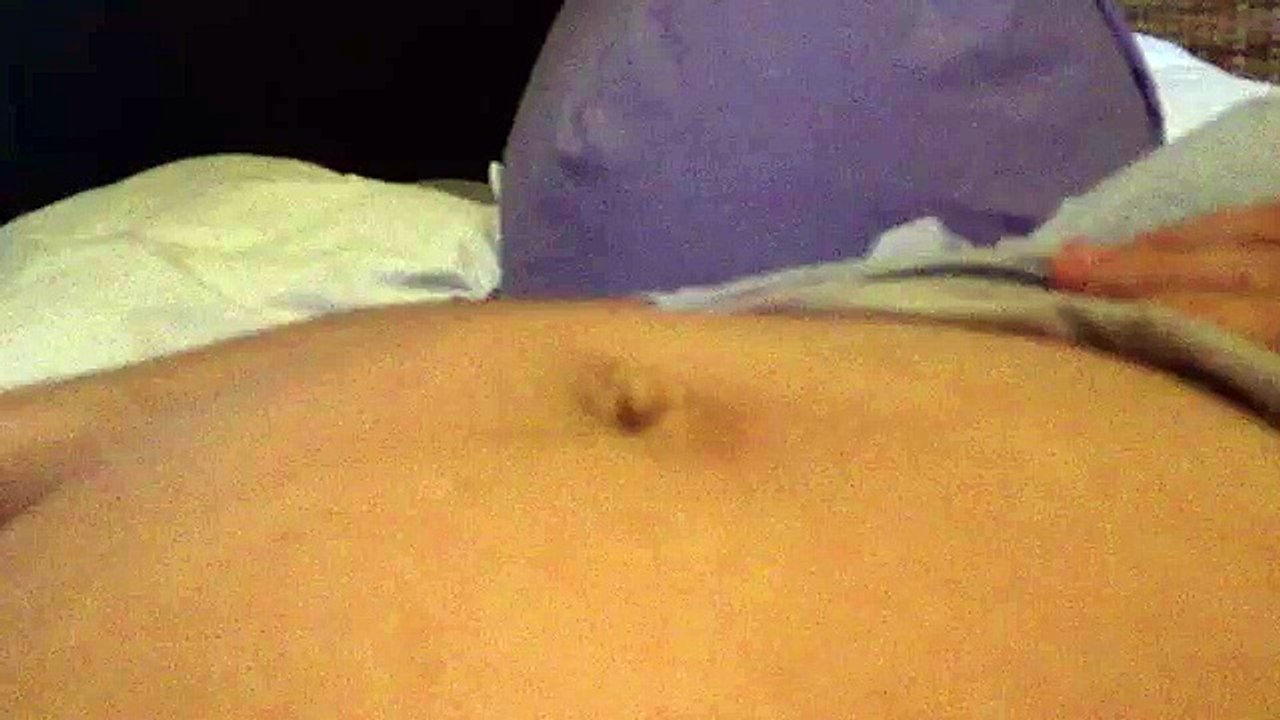 Cette femme enceinte a une étonnante façon de faire ressortir son nombril