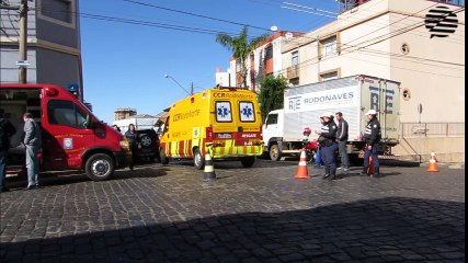 Motociclista fica ferido em colisão contra caminhão no Centro