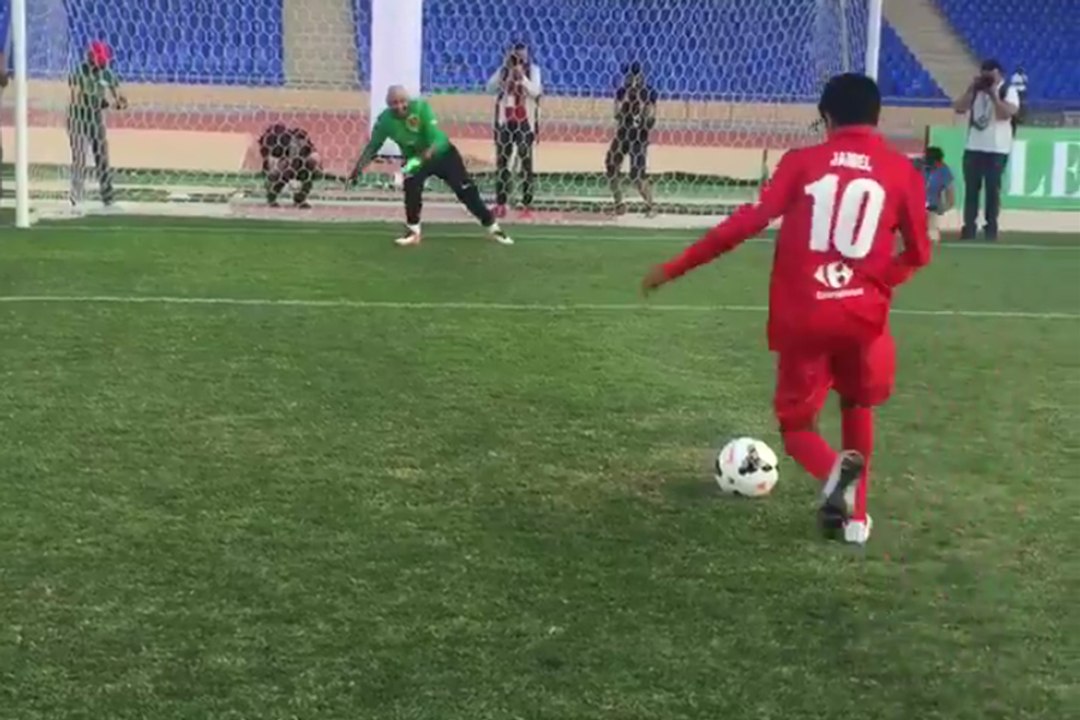 Le penalty complètement raté de Jamel Debbouze