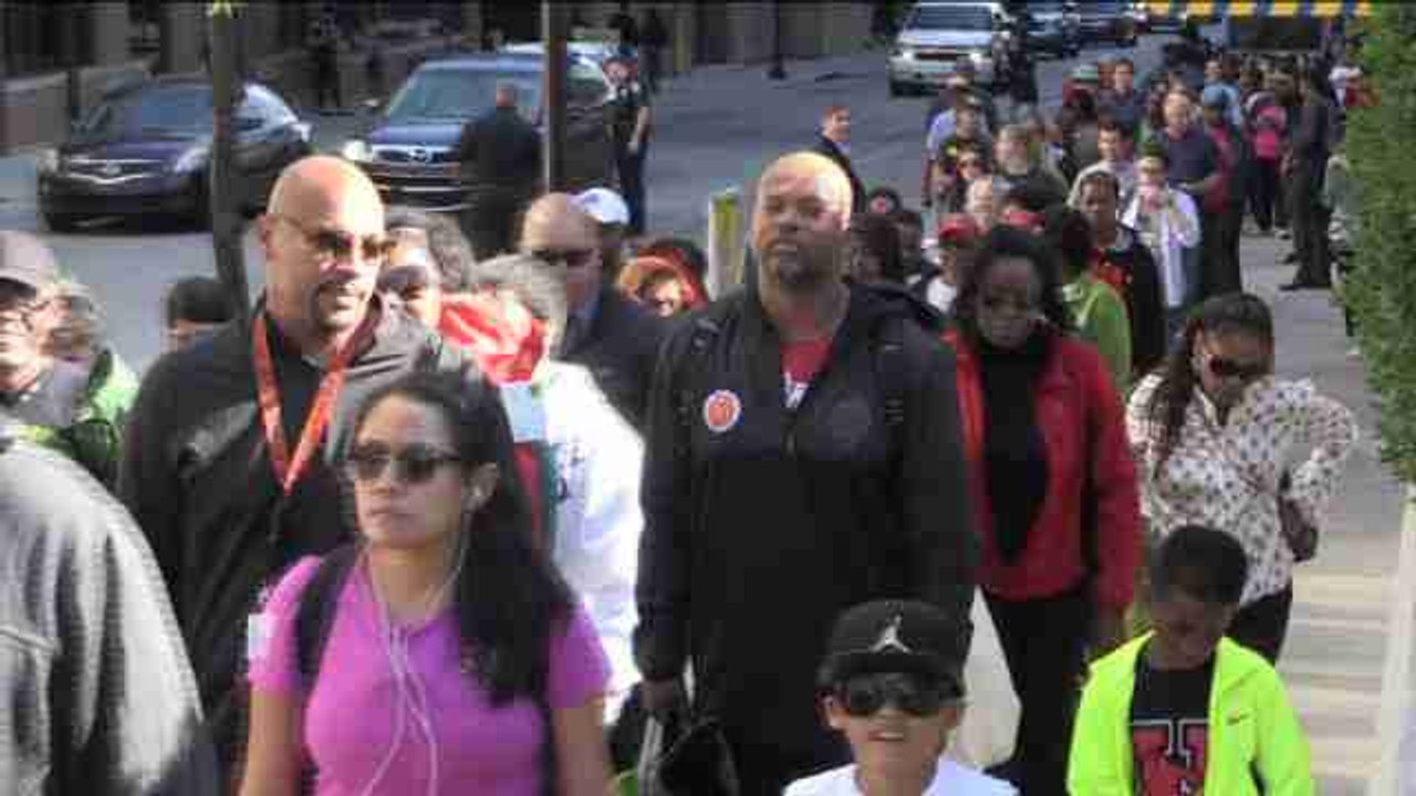 Decenas de seguidores hacen cola para comprar entradas para el funeral de Ali