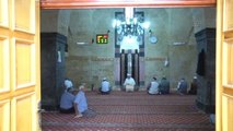 Asırlık Camiler Ramazanda Dolup Taşıyor