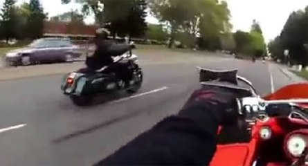Il fait une roue arrière en Harley Davidson