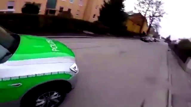 Policier mange une glace et rattrape un motard qui essaie de fuir