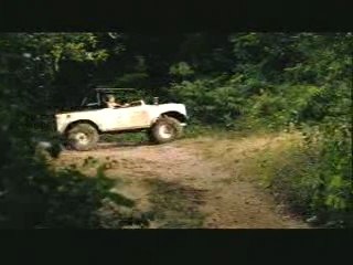 Pub avec un land rover V8