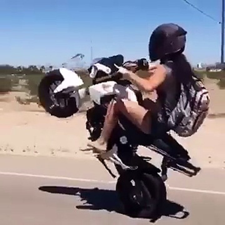 Cette fille a un bon équilibre, mais je ne recommande pas de faire ça en tongs.