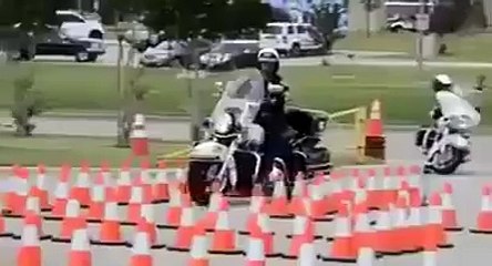 Tu peux dire que ce n'est pas sa première fois sur une moto. :O