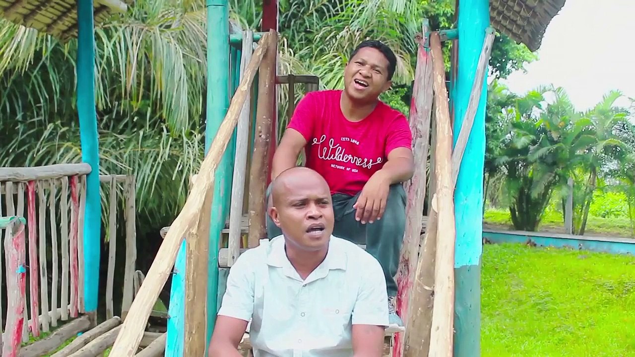 RAH CKIKY & NANTENAINA   -  Mangalatra sisa no fara-hevitra    (gasy HD 2016)