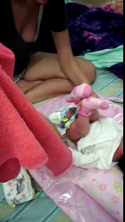 A bebê fez coco na mamãe kkkk