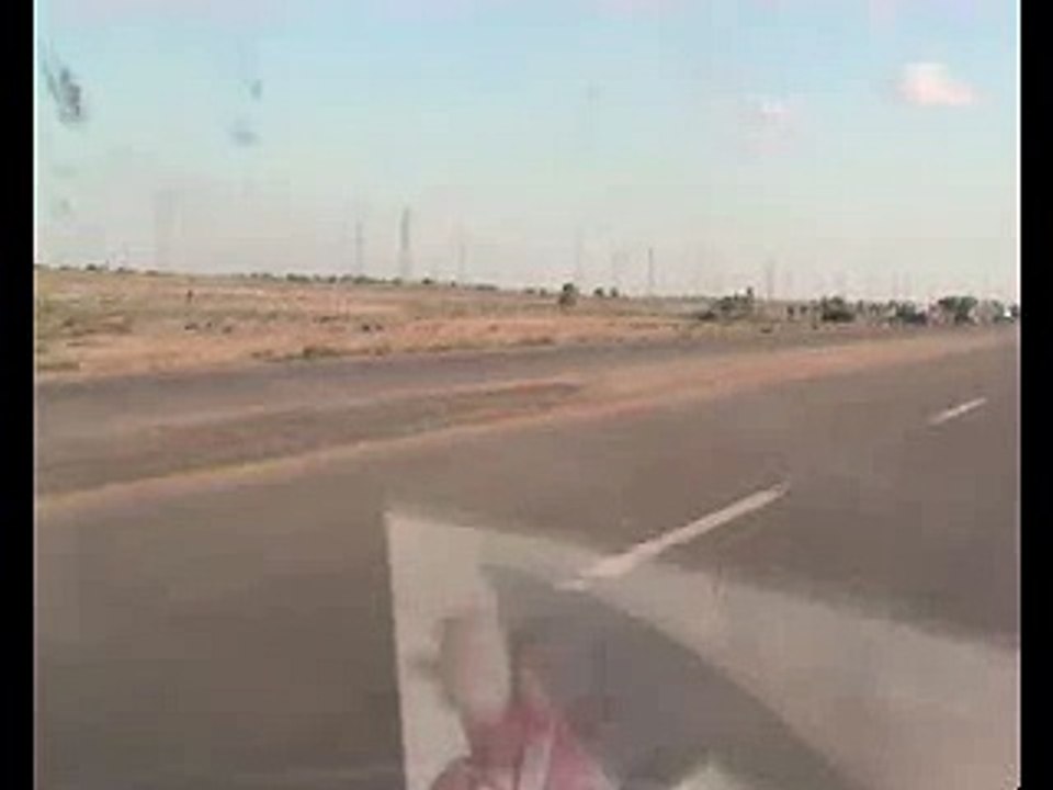 قوات الطاغيه عند دخوله الي بنغازي (23).flv