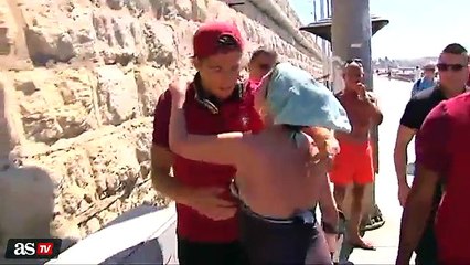 Cristiano desata pasiones paseando por Lisboa