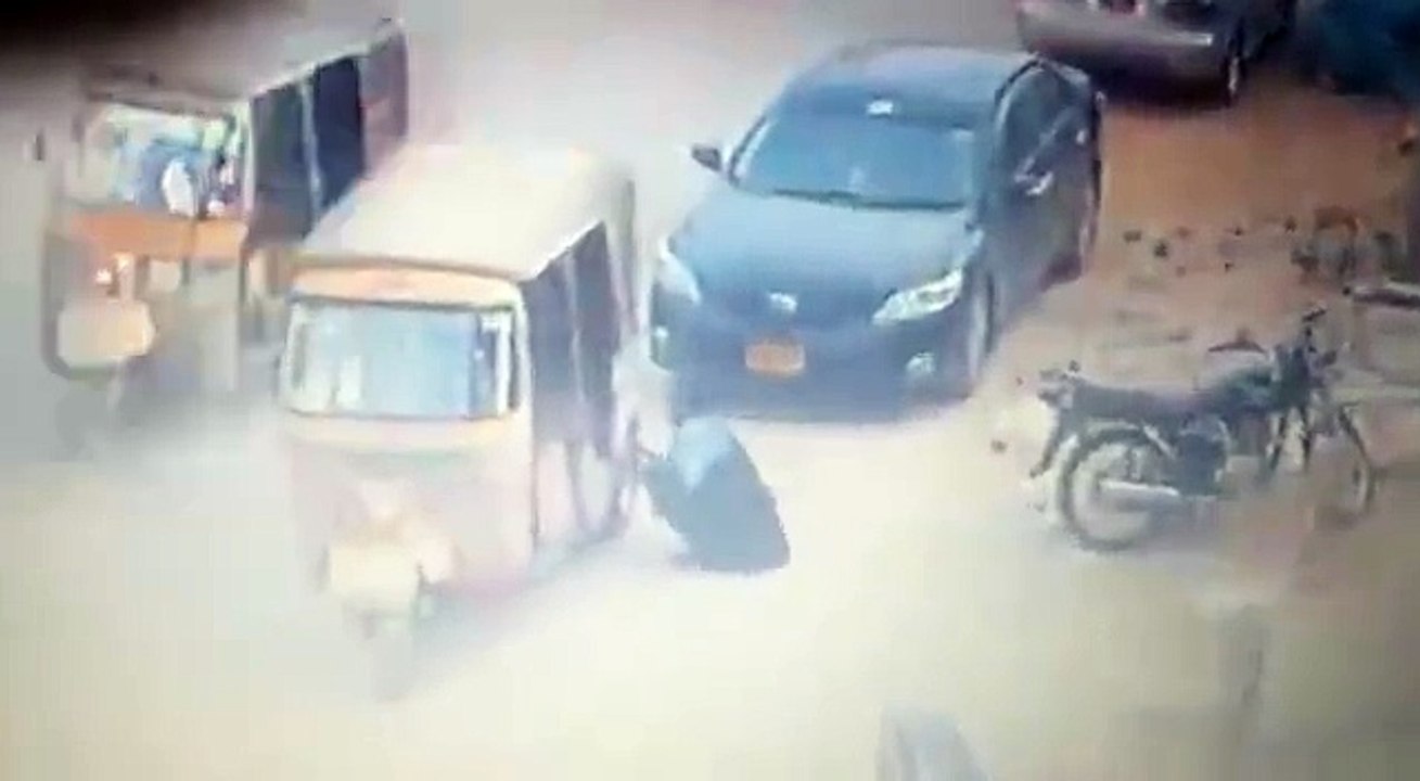 How Rikshaw driver steels Car side mirrors