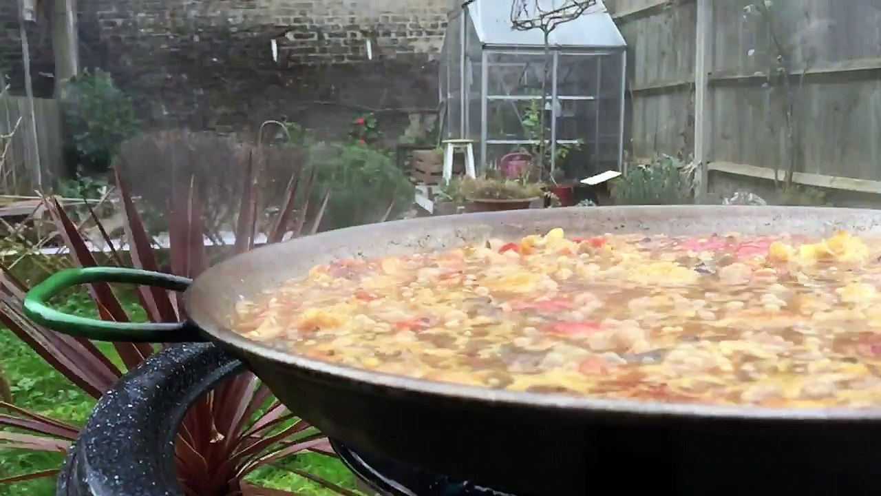Paella slow motion