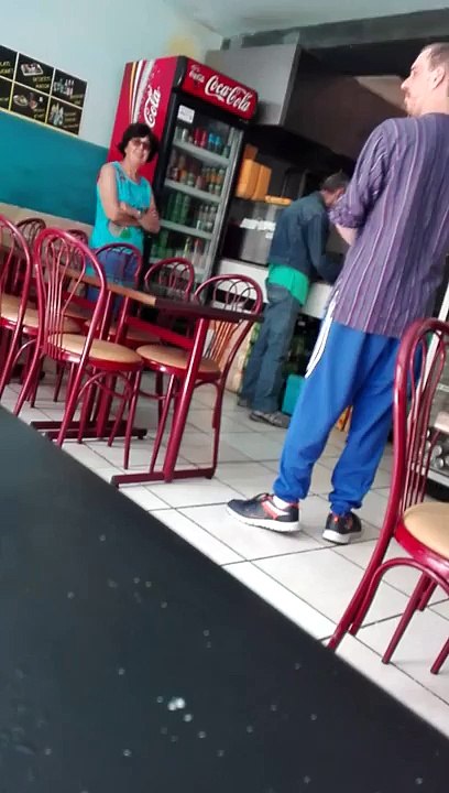 Elle veut se déshabiller et drague au KeBab !!