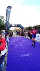 ENTRADA FINAL TRIUNFAL DE TRIATLETAS VERDIBLANCOS EN TRIATLON SEVILLA 2016