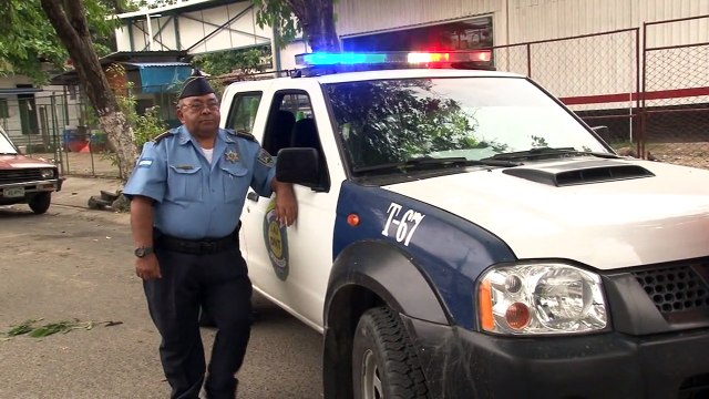 Camion se lleva postes y cables del tendido electrico en San Pedro Sula