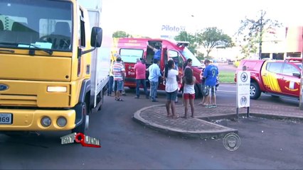 Ciclista fica gravemente ferido após colidir com caminhão