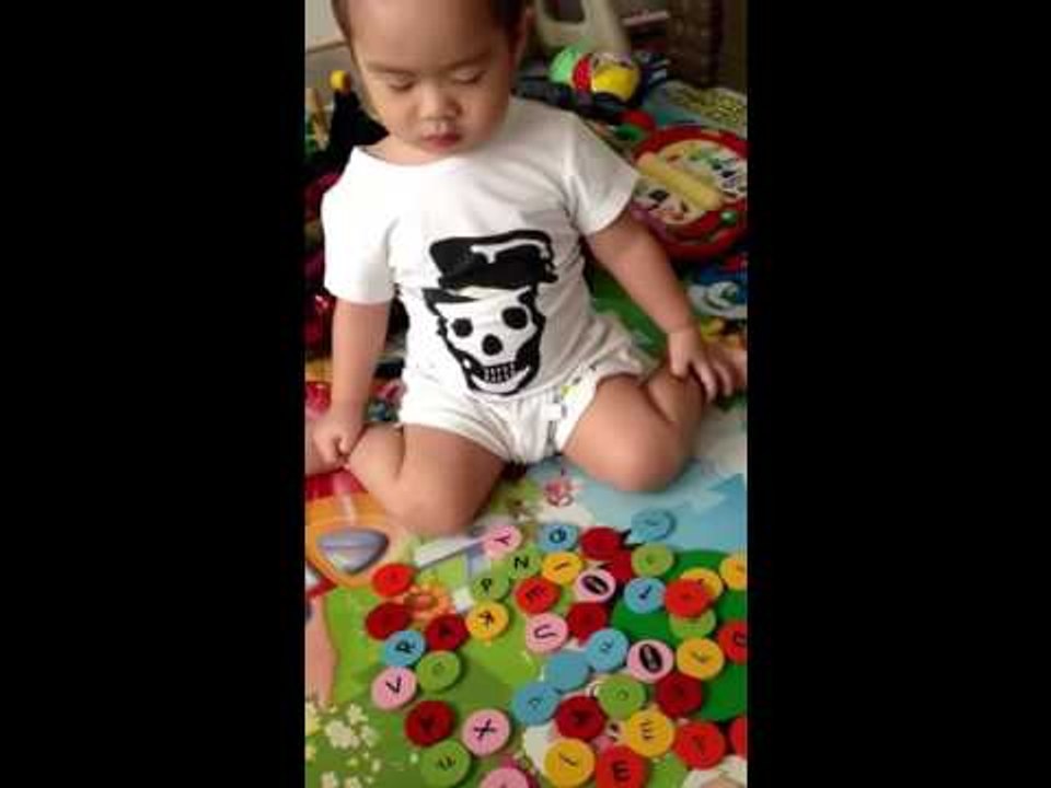 Rio Ăn sáng xong, giờ trả bài và học chữ Rio 18 tháng