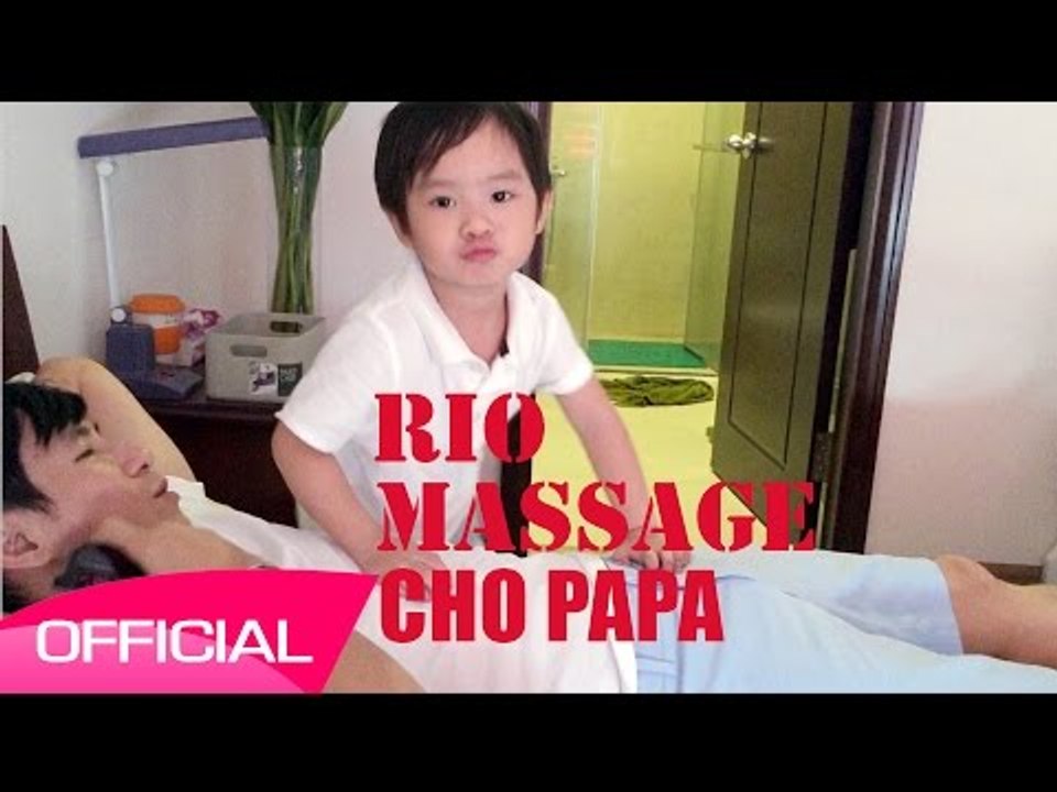 Rio đấm bóp cho ba Lý Hải