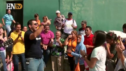 Jonathan Acosta: El cantante que da animo a los venezolanos