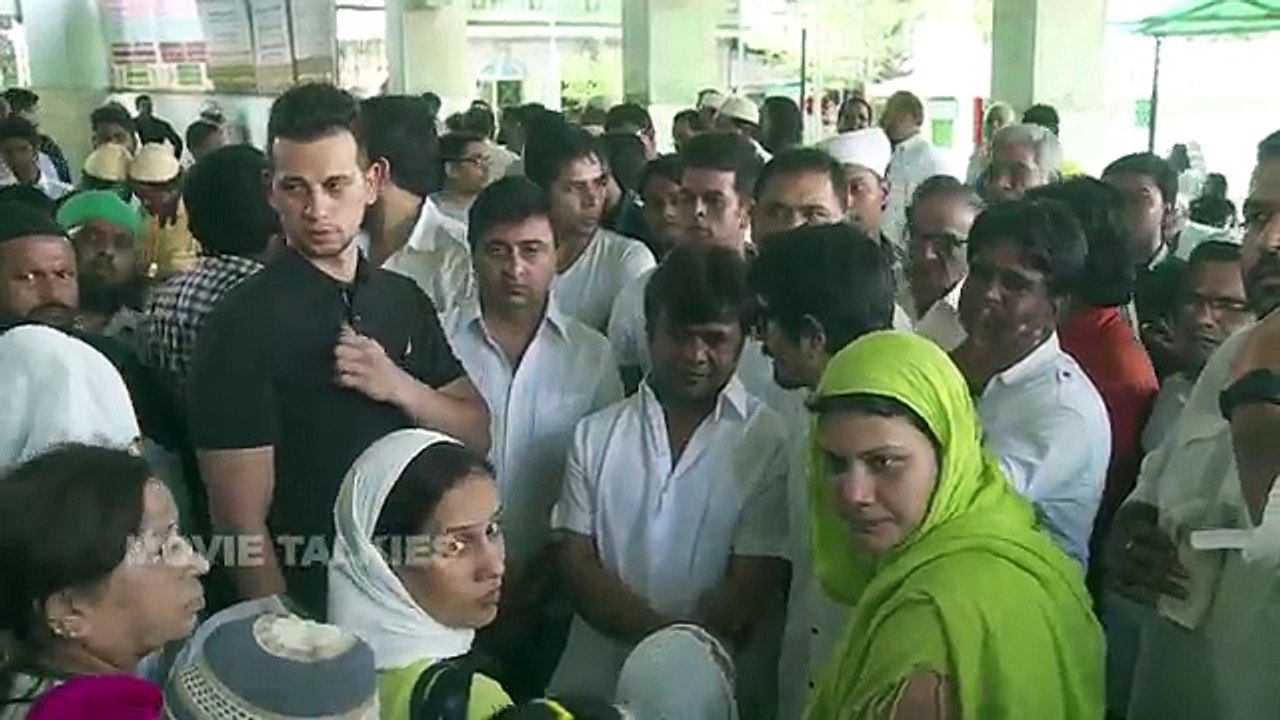 Comedy Actor Razak Khan's Funeral Ceremony _ Rajpal Yadav, Makrand Deshpande
