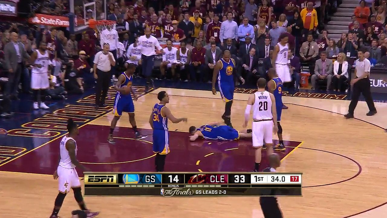 Timofey Mozgov blesse Klay Thompson sur un écran