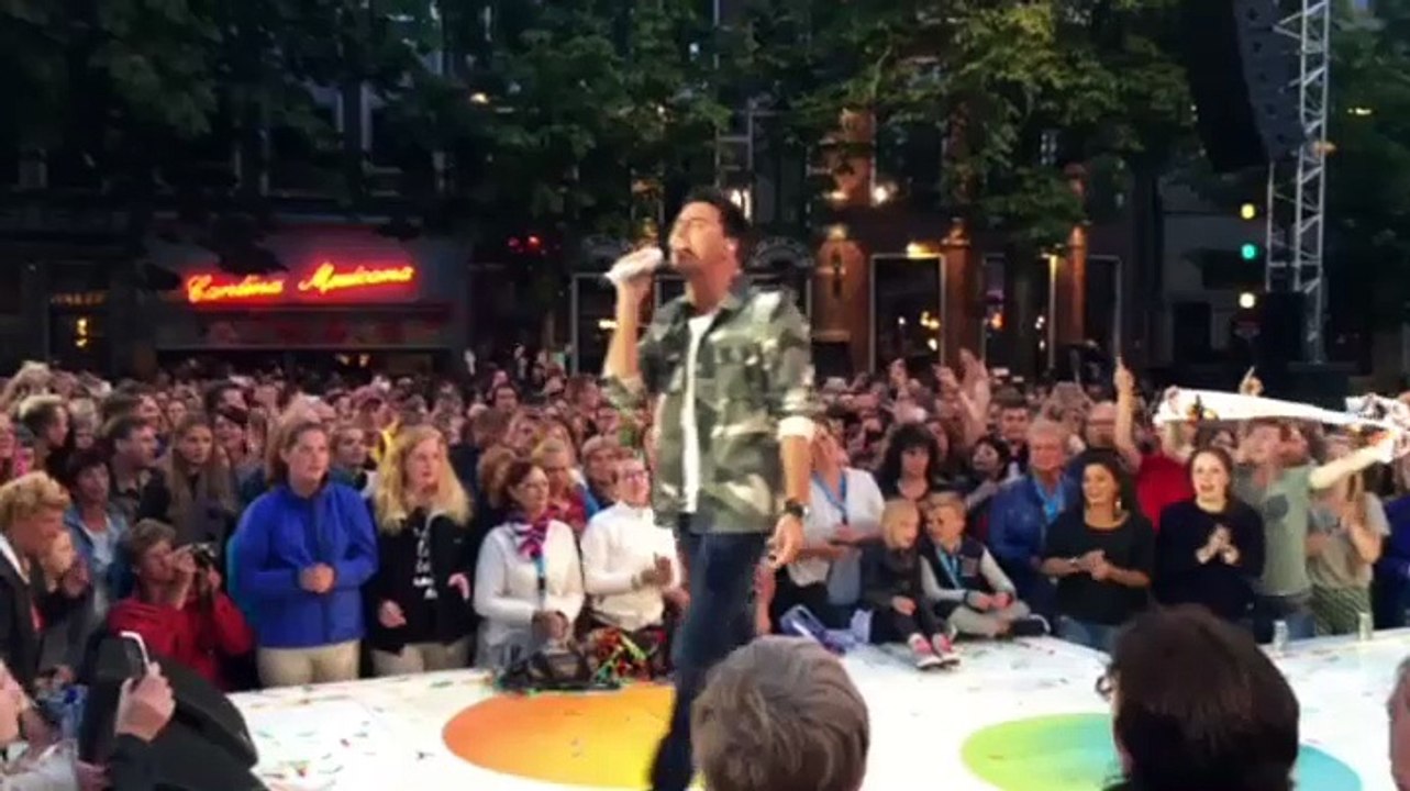 Gezelligheid bij opnames Sterren Muziekfeest op het Plein - RTV Noord