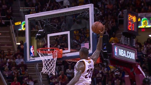 LeBron James claque un alley-oop monstrueux