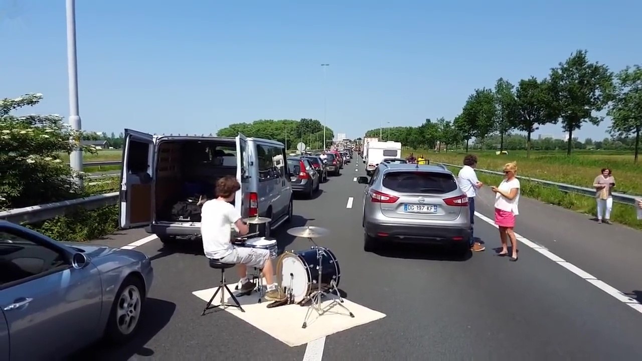 Jouer de la batterie sur une autoroute bouchée