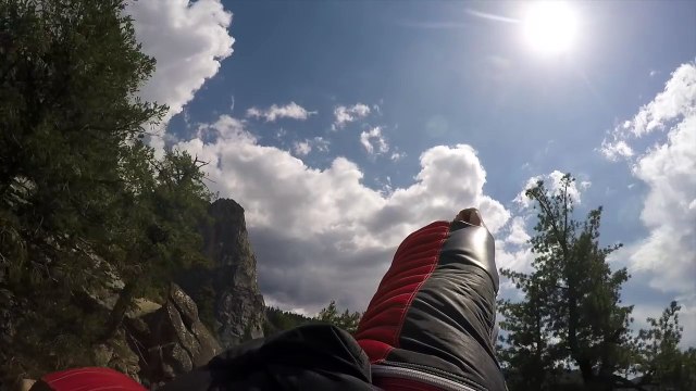 Doublé en plein vol de WingSuit par un Faucon dans les airs !