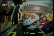 Mamie prend une brique en pleine tête dans un Taxi lancée par des voyous au Royaume Uni