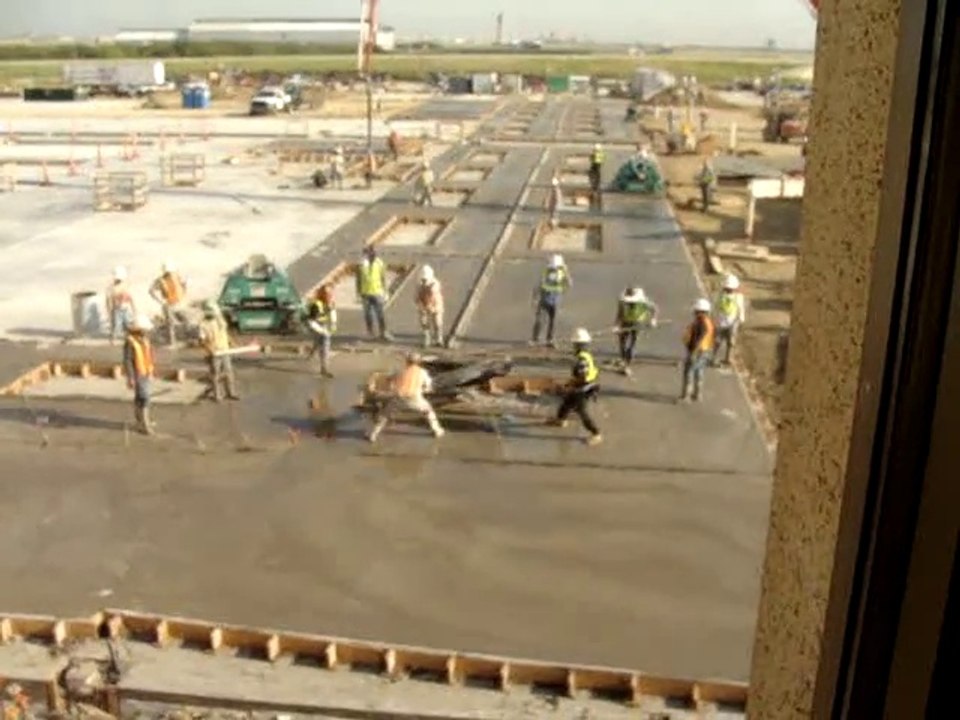 Cette machine à béton devient folle et emporte tout sur le chantier
