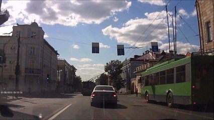 Se faire arracher le rétroviseur par un cable électrique de tramway