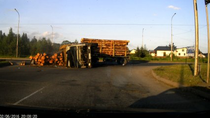 Enorme crash d'un camion qui transporte du bois virage très