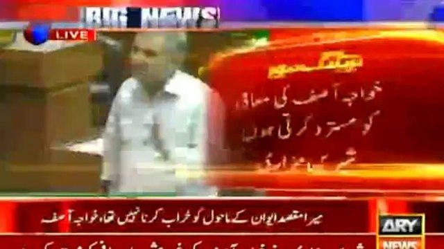 Khawaja Asif doodh bhi day rhay hain lekin maingnyan daal ker- Shah Mehmood Qureshi