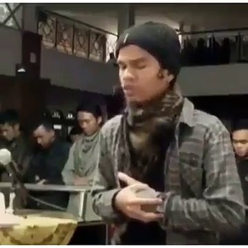 سورہ رحمان کو اس سے زیادہ خوبصورت انداز میں کوئی اور نہیں پڑ سکتا ۔ مسلمانوں سے گزارش ہے ضرور شیئر کریں۔