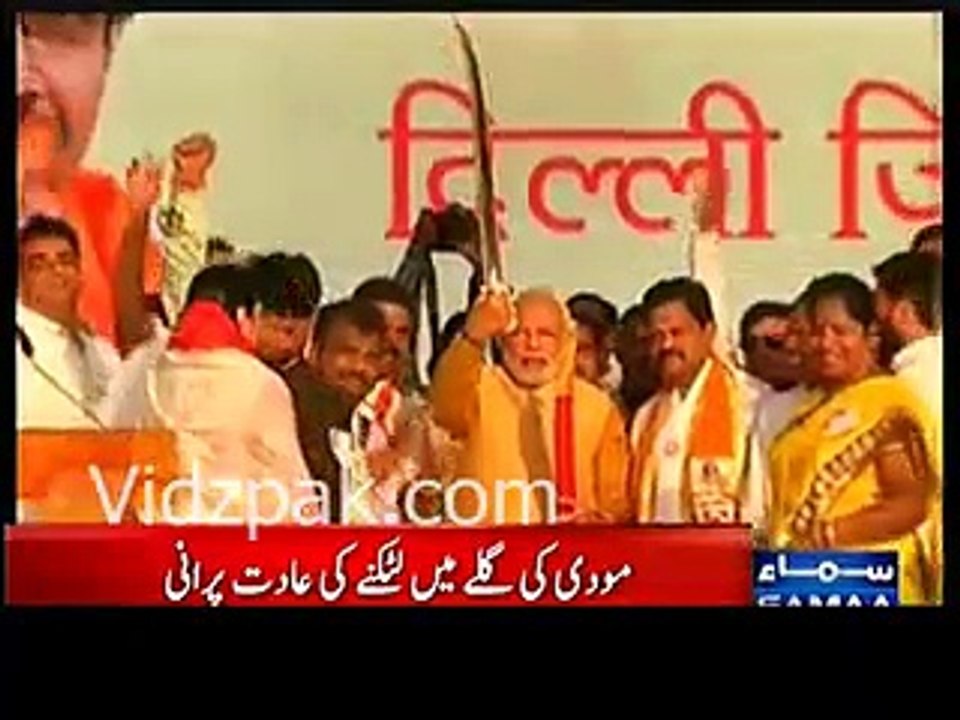 Modi aadat ke chipkoo -- Modi ki Mexican President ko zabardasti ki jhappi (Hug)