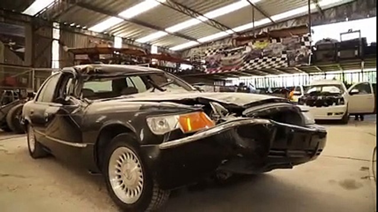 Estes homens construiram algo brutal a partir de um carro acidentado