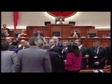 Tension në Kuvend - Rama e quan PD-në, “tufë”. Deputetët e opozitës bllokojnë Ramën në foltore