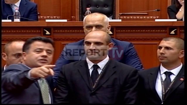 Report TV - Noka dhe deputetë të opozitës tek foltorja kuvendit bllokojnë seancën