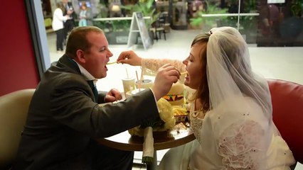 Un couple de jeunes mariés fêtent leur union au McDonald's