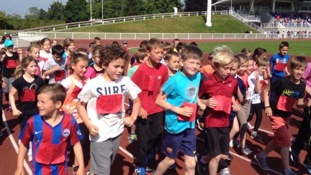 Près de 2 000 enfants sur le stade.