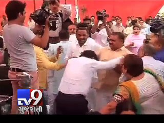 Video herunterladen: Clash between AAP and BJP councillors at Ramlila Ground in Delhi - Tv9 Gujarati