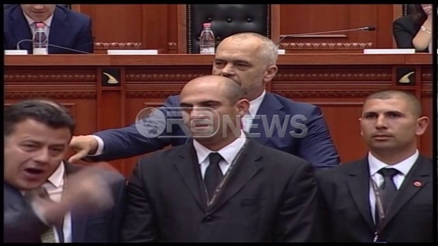 Rama e quan PD-në, tufë . Deputetët e opozitës bllokojnë Ramën në foltore